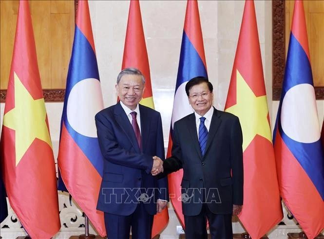 Le Président Tô Lâm (gauche) et le Secrétaire général du Comité central du PPRL et Président du Laos Thongloun Sisoulith, le 11 juillet 2024. Photo : VNA.