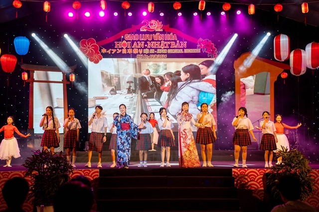 Une performance artistique est présentée lors de la cérémonie d'ouverture du 20e échange culturel annuel entre Hoi An et le Japon. Photo : VNA.