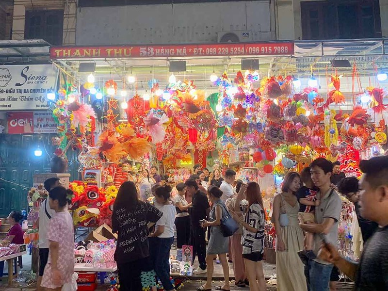 En venant dans la rue Hang Ma ces jours-ci, tout le monde peut ressentir une atmosphère de commerce animé. Photo ; laodong.vn