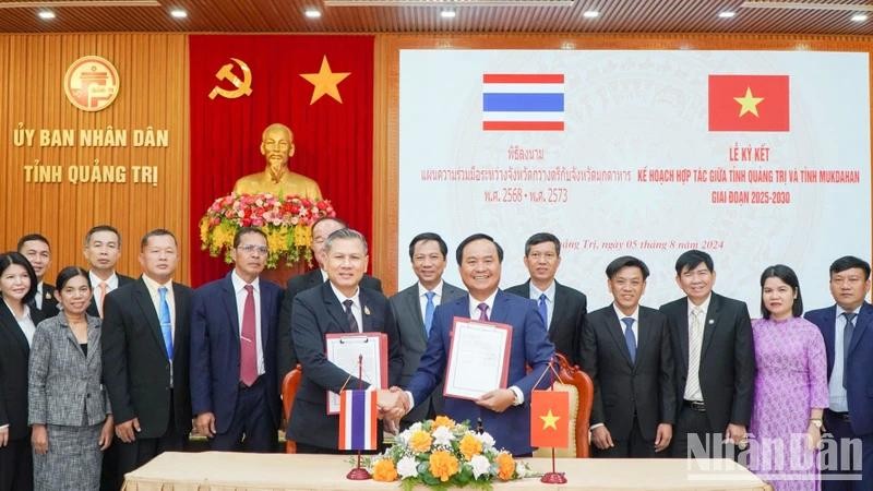 Les responsables des provinces de Quang Tri et de Mukdahan signent l’accord de coopération. Photo : NDEL.