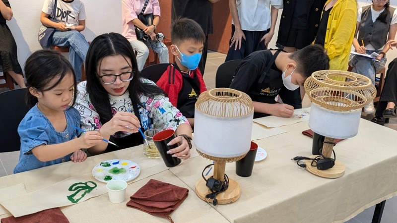 Lors de cet atelier, les participants ont exploré les origines historiques et la signification culturelle des lanternes dans le folklore vietnamien. Photo : VOV.