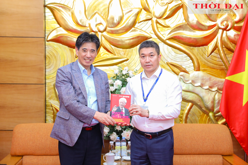 Phan Anh Son, président de l'Union des organisations d'amitié du Vietnam (à droite) et Kwon Sung-taek, président de l'Association économique et culturelle sud-coréenne-vietnamienne. Photo : thoidai.com.vn