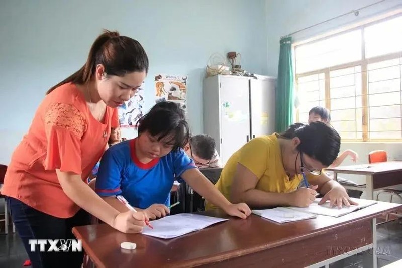 Un cours pour les victimes de l'agent orange. Photo : VNA.