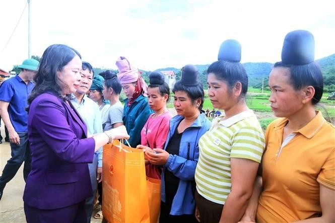 La vice-présidente Vo Thi Anh Xuan remet des cadeaux aux personnes touchées. Photo : VNA.