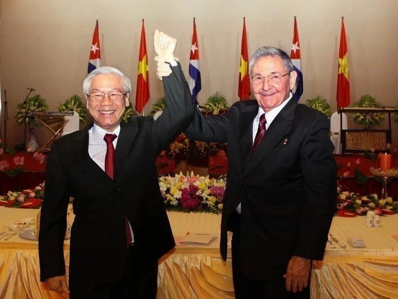 Le Secrétaire général Nguyên Phu Trong (gauche) et le général Raul Castro Ruz, premier secrétaire du Comité central du Parti communiste cubain, président du Conseil d'État et du Conseil des ministres de Cuba, le 8 juillet 2012 à Hanoï. Photo : VNA.