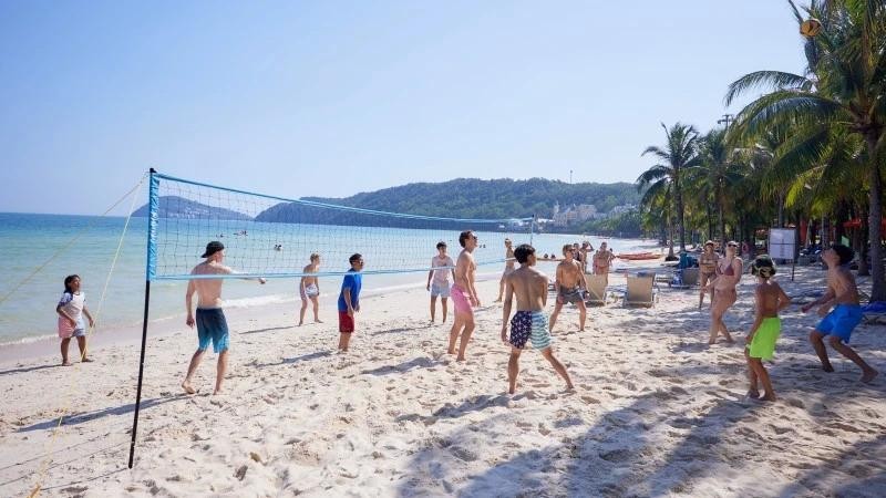 Des touristes internationaux se prélassent au soleil et se détendent sur la plage de Khem, à Phu Quôc. Photo : NDEL.