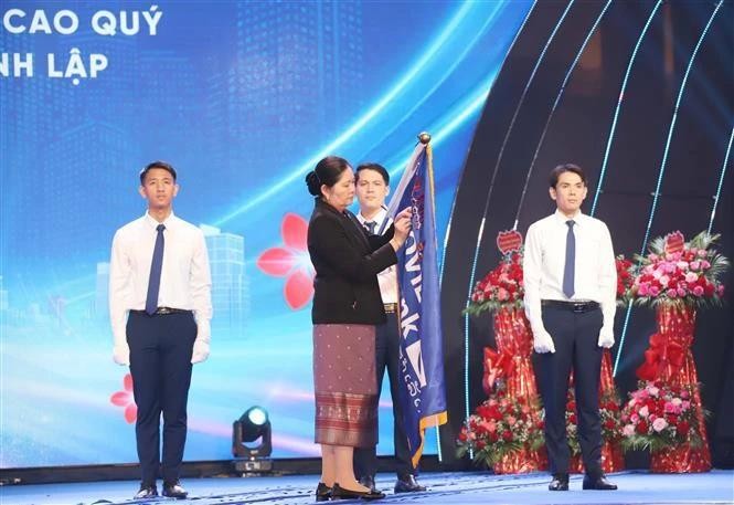 La gouverneure par intérim de la Banque d'État du Laos, Vathana Dalaloy remis l'Ordre du travail de première classe du Laos à la LaoVietBank. Photo : VNA.