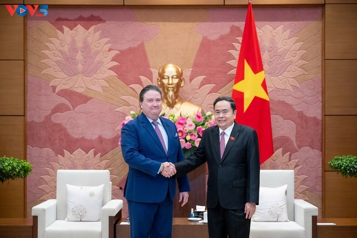 Le président de l'Assemblée nationale, Tran Thanh Man (droite), et l'ambassadeur des États-Unis au Vietnam, Marc Evans Knapper. Photo : VOV.