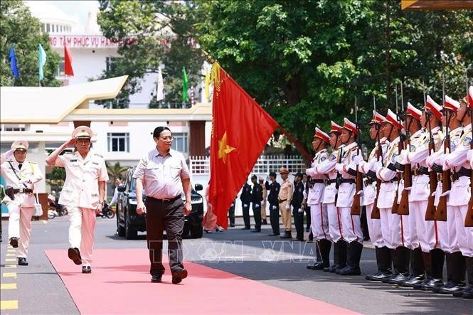 Le Premier ministre Pham Minh Chinh rend visite à la Police provinciale de Dak Lak. Photo : VNA.