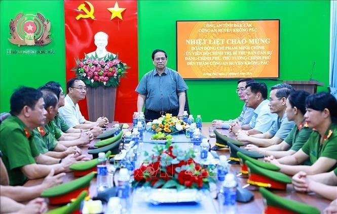 Le Premier ministre Pham Minh Chinh travaille avec la Police du district de Krông Pac, province de Dak Lak, à l’occasion du 79e anniversaire de la Journée traditionnelle des forces de police populaire (19 août 1945 - 2024). Photo : VNA.