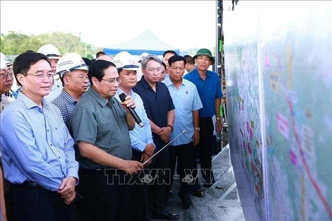 Le Premier ministre inspecte la construction de l'autoroute Khanh Hoa-Buon Ma Thuot. Photo : VNA 