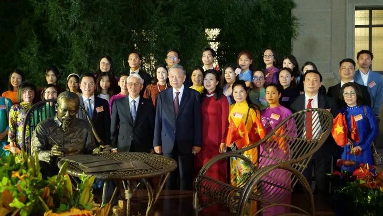 Le secrétaire général du Comité central du Parti communiste du Vietnam (PCV) et président vietnamien, To Lam, lors de sa rencontre avec des Vietnamiens en Chine, le 18 août, à l'ambassade du Vietnam à Pékin. Photo : NDEL.