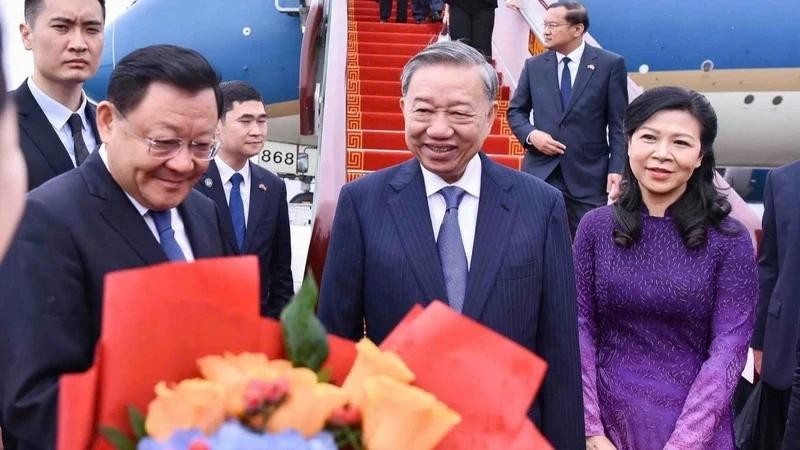 Le secrétaire général et président Tô Lâm, et son épouse à leur descente à l’aéroport international de Baiyun dans la ville de Guangzhou, province chinoise du Guangdong. Photo : NDEL