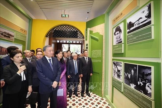 Le leader Tô Lâm et son épouse visite le site de la Ligue de la jeunesse révolutionnaire du Vietnam à Guangzhou. Photo : VNA.