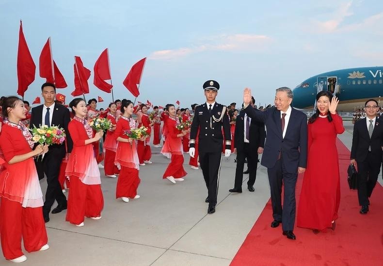 Cérémonie d'accueil à à l'aéroport international de Pékin. Photo : VNA.