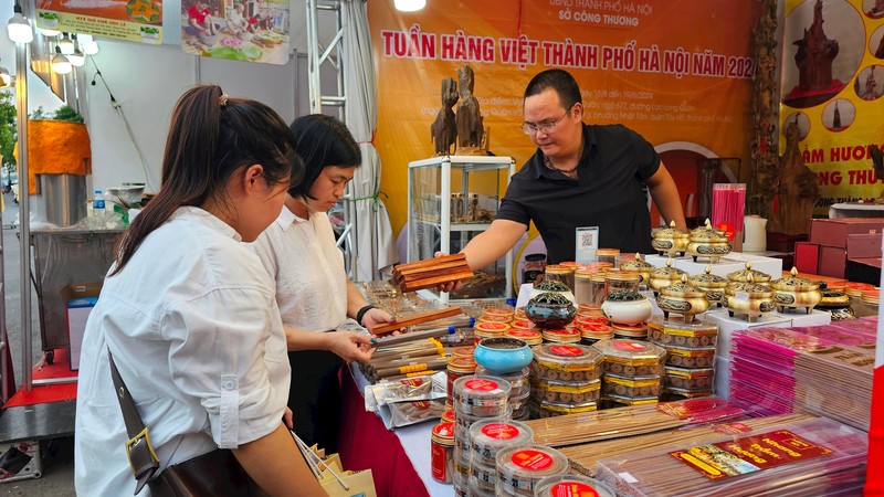 Une foire « Semaine des produits vietnamiens » organisée à Hanoï. Photo : hanoimoi.com.vn