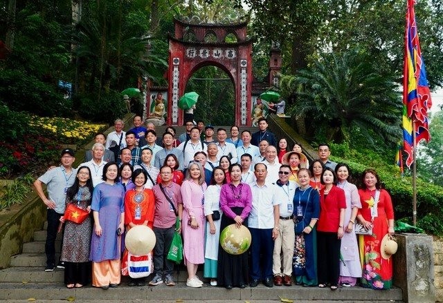 Une délégation des Vietnamiens d’outre-mer en visite du temple Hung. Photo : baotienphong.vn