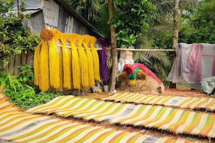 Avec des mains habiles, les gens de Dinh Yen créent chaque année des millions de nattes aux motifs sophistiqués et de haute qualité. Photo : baodulichvn.com