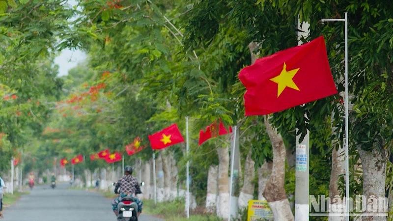 Un matin tôt au début de l'automne 2024 sur la « Route du drapeau de la Patrie » dans la commune de Chau Thoi, district de Vinh Loi, province de Bac Lieu. Photo : NDEL