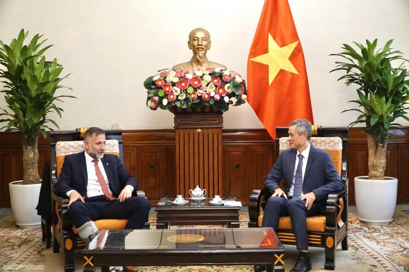 Nguyen Minh Vu, assistant du ministre des Affaires étrangères (à droite) et Rudolf Spotak, gouverneur de la province tchèque de Plzen, le 21 août à Hanoi. Photo : baoquocte.vn