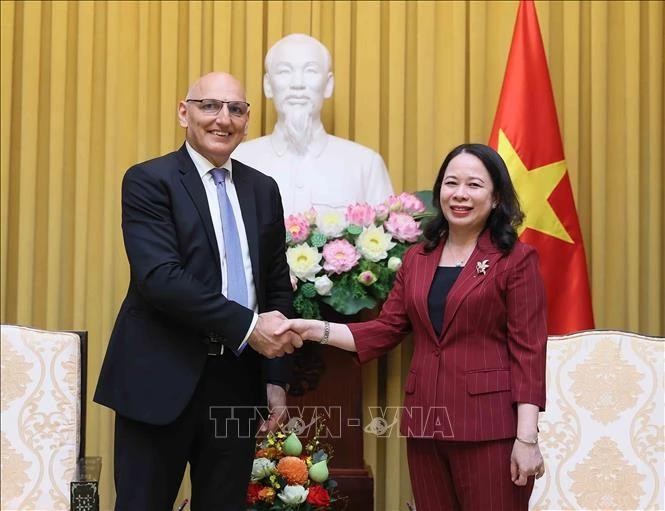 La vice-présidente Vo Thi Anh Xuân (droite) rerçoit à Hanoï Elchin Amirbayov, envoyé spécial du président de l'Azerbaïdjan, en visite de travail au Vietnam. Photo: VNA