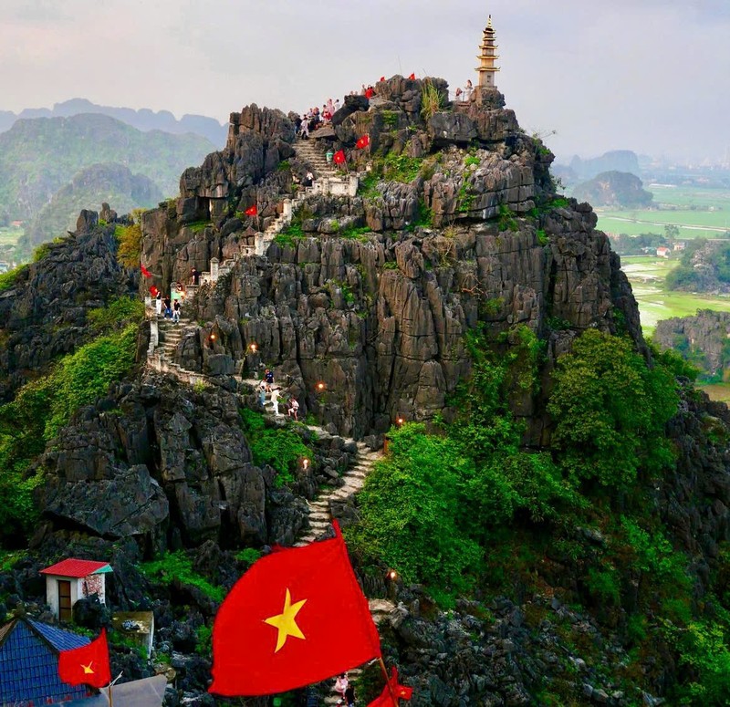 A l’approche de la Fête nationale (2 septembre), la grotte de Mua est également remplie de drapeaux rouges à étoile jaune placés du sommet Ngoa Long jusqu'au sommet de la montagne. Photo : VOV.