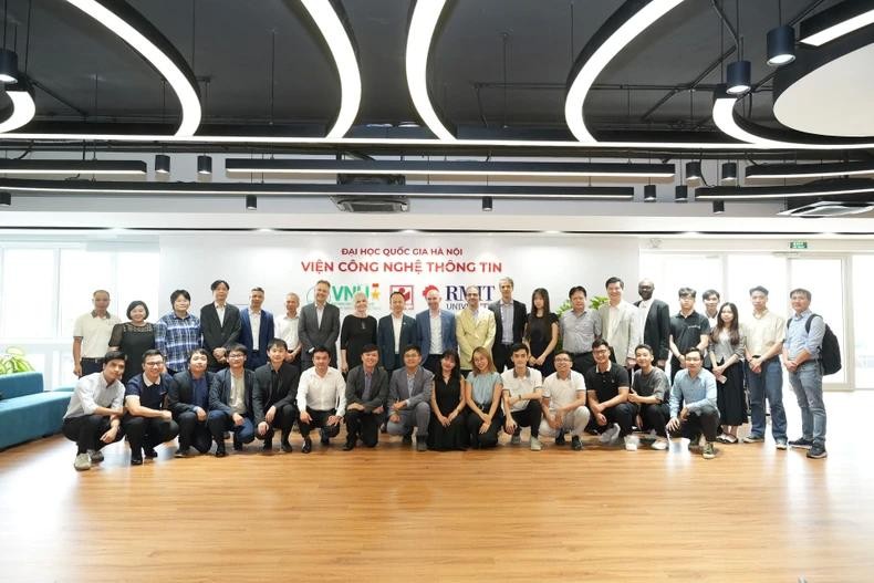 Des chercheurs et des représentants des deux écoles à l’espace d’innovation RMIT (VNU-RMIT Innovation Hub) de l’Université nationale de Hanoï. Photo : NDEL.