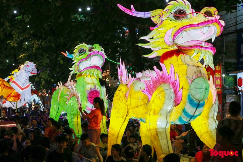 Il reste près d’un mois avant la fête de la Mi-Automne, mais aujourd’hui, les rues de la ville de Tuyen Quang sont déjà animées. Les lanternes aussi géantes et colorées demandent les efforts et l’enthousiasme de nombreuses personnes. Photo : toquoc.vn