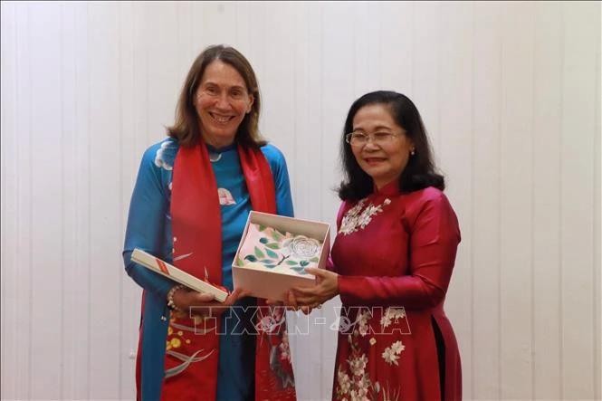 La secrétaire adjointe du Comité municipal du Parti et présidente du Conseil populaire de Hô Chi Minh-Ville, Nguyen Thi Le (droite) offre un cadeau de souvenir à la présidente du Sénat australien, Sue Lines. Photo : VNA.