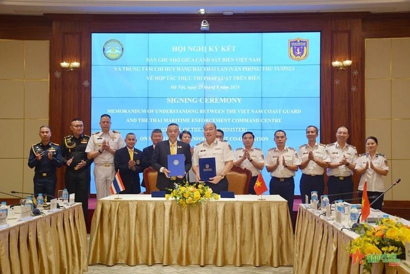 Cérémonie de signature du protocole d'accord de coopération concernant l'application de la loi maritime entre la Garde côtière du Vietnam (VCG) et le Centre de coordination des activités maritimes de Thaïlande (Thai-MECC), le 29 août à Hanoï. Photo : qdnd.vn