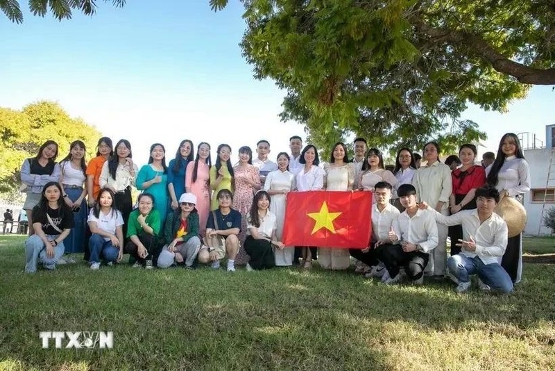 Les stagiaires vietnamiens lors de la cérémonie de remise des diplômes. Photo : VNA.