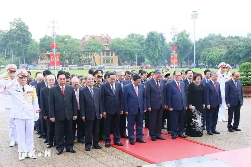 Des dirigeants et anciens dirigeants du Parti, de l'État et du gouvernement rendent hommage au Président Hô Chi Minh en son mausolée à Hanoï. Photo : VNA.