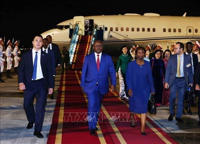 Cérémonie d'accueil du président bissau-guinéen, Umaro Sissoco Embaló, et de son épouse, à l’aéroport international de Noi Bai à Hanoï. Photo : VNA.