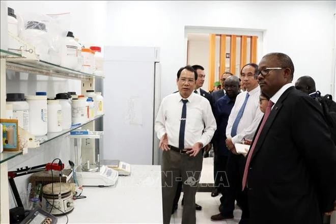 Le président bissau-guinéen Umaro Sissoco Embaló visite le laboratoire de l’Institut de recherche sur les grandes cultures (FCRI). Photo: VNA.