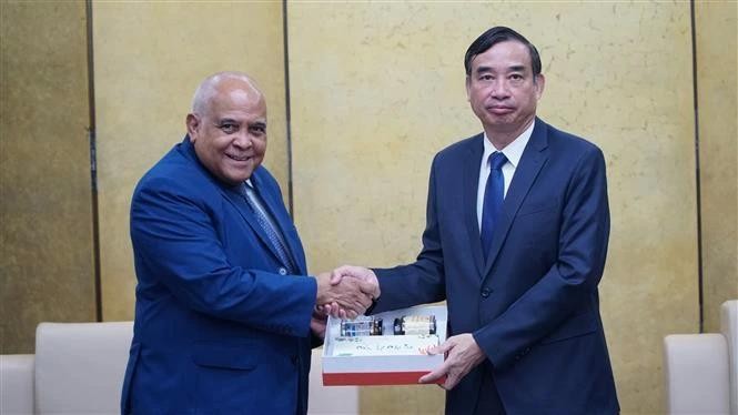 Le président du Comité populaire de la ville de Da Nang, Le Trung Chinh, et Orlando Hernández Guillén, ambassadeur de Cuba au Vietnam. Photo : VNA.