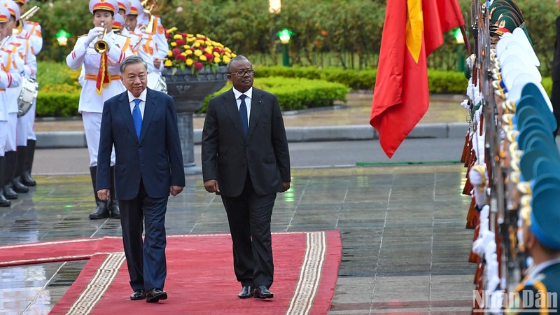 Le secrétaire général du Parti communiste du Vietnam et président Tô Lâm (gauche) et le président de la République de Guinée-Bissau, Umaro Sissoco Embaló. Photo : VNA.