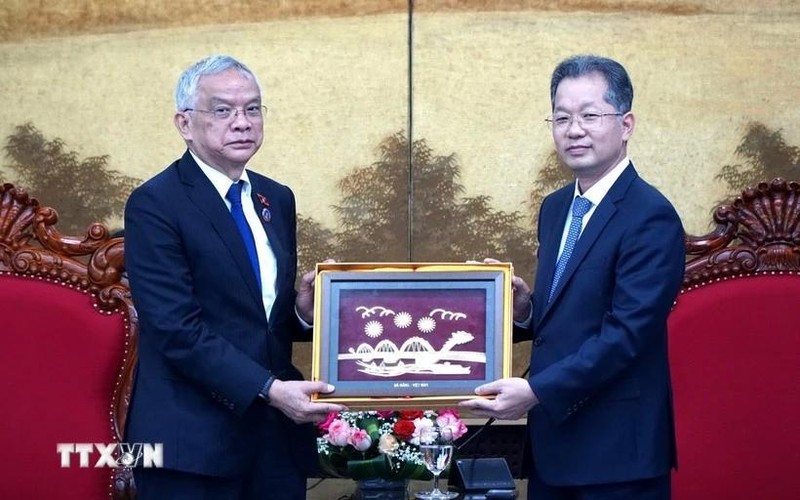 Nguyen Van Quang, secrétaire du Comité municipal du Parti de Da Nang (droite) offre un cadeau de souvenir au vice-président de l'Assemblée nationale lao, Sommad Pholsena. Photo: VNA