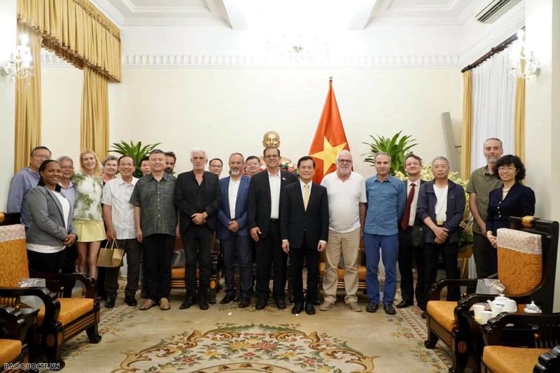 Le vice-ministre des Affaires étrangères, Ha Kim Ngoc, président du Comité national vietnamien pour l’UNESCO, a reçu une délégation d’experts du Conseil mondial des géoparcs de l’UNESCO. Photo : baoquocte.vn