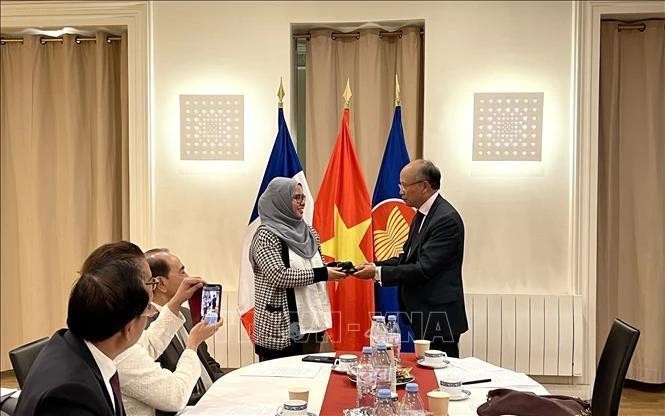 L'ambassadeur du Vietnam en France, Dinh Toan Thang, a présidé le 6 septembre au siège de l'ambassade une réunion du Comité de l'ASEAN à Paris (ACP), au cours de laquelle il a officiellement transmis la présidence tournante de l'ACP à la chargée d'affaires de l'ambassade du Brunei. Photo : Thu Ha/VNA.