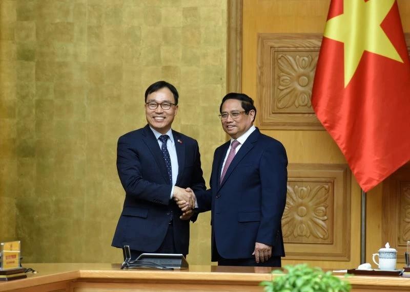 Le Premier ministre Pham Minh Chinh (à droite) et l'ambassadeur de République de Corée au Vietnam, Choi Young Sam. Photo : NDEL.