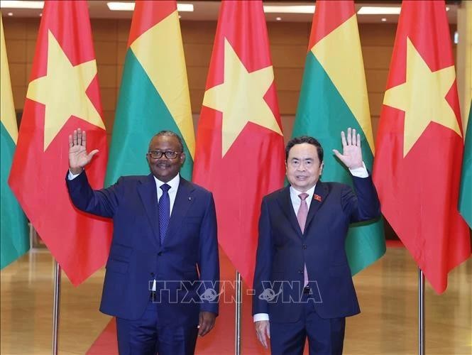 Le président de l'Assemblée nationale du Vietnam Tran Thanh Man (droite) rencontre le président de Guinée-Bissau, Umaro Sissoco Embaló. Photo : VNA.