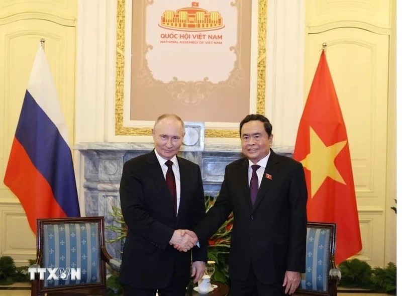 Le président de l'AN vietnamienne, Tran Thanh Man (à droite) et le président russe Poutine. Photo : VNA.