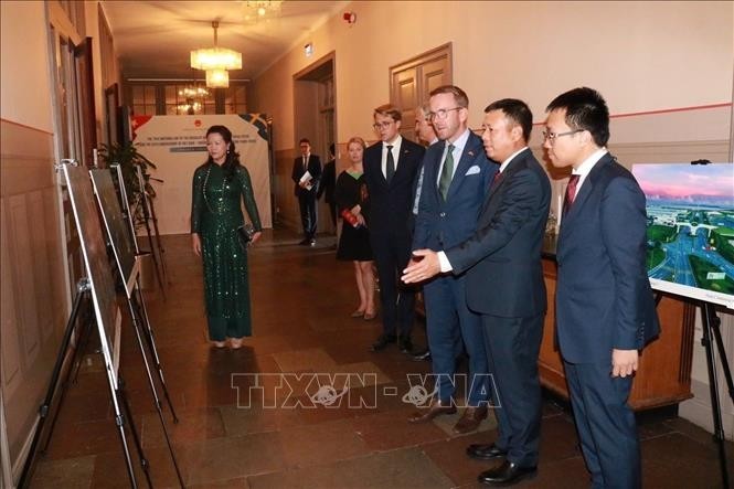 L'ambassadeur du Vietnam en Suède Trân Van Tuân et Andreas Carlson, ministre suédois des Infrastructures et du Logement. Photo : VNA.