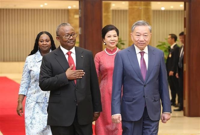 Le secrétaire général du Parti communiste du Vietnam et président Tô Lâm et son épouse (droite) président un banquet en l'honneur du président de la République de Guinée-Bissau, Umaro Sissoco Embaló, et son épouse, en visite officielle au Vietnam. Photo : VNA.