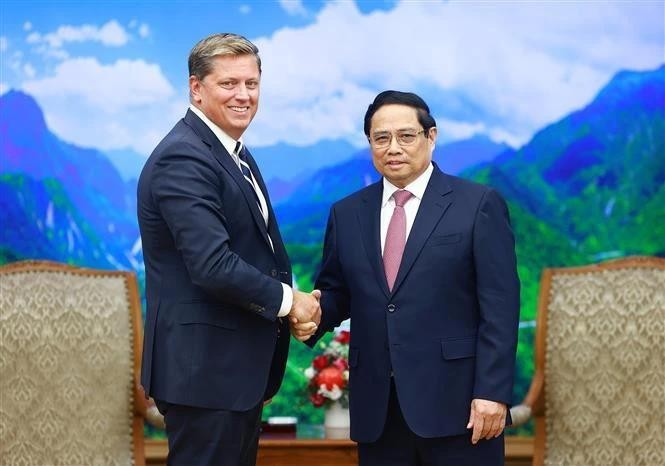 Le Premier ministre Pham Minh Chinh (droite) et le vice-président principal chargé des relations gouvernemantales et des affaires mondiales de la société SpaceX, Tim Hughes. Photo : VNA.