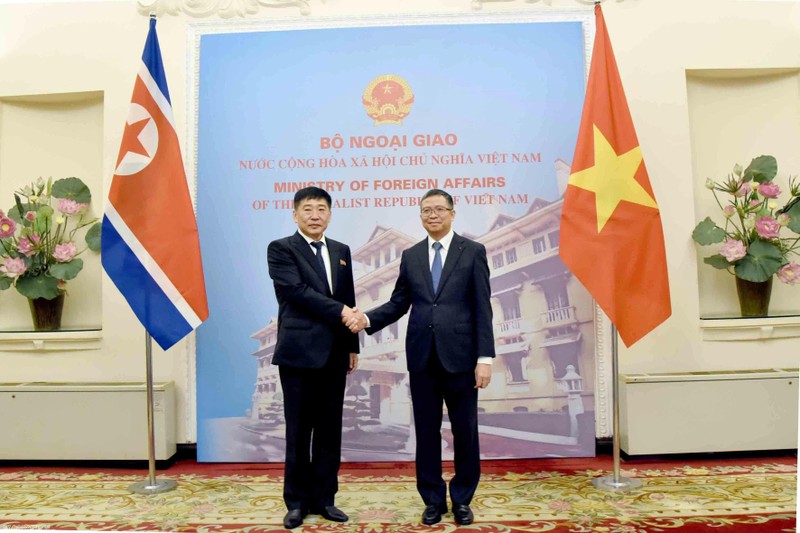 Le vice-ministre des Affaires étrangères, Pham Thanh Binh (à droite) et son homologue nord-coréen, Pak Sang Gil. Photo : baoquocte.vn