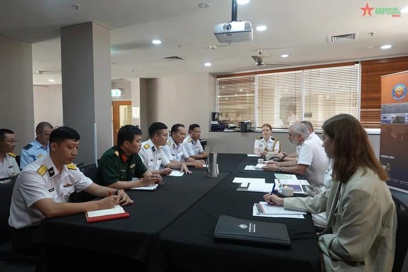 Le contre-amiral Christopher Smith, commandant de la flotte de la Marine royale australienne, a reçu le contre-amiral Nguyen Viet Khanh, chef d'état-major adjoint de la Marine populaire du Vietnam. Photo : qdnd.vn