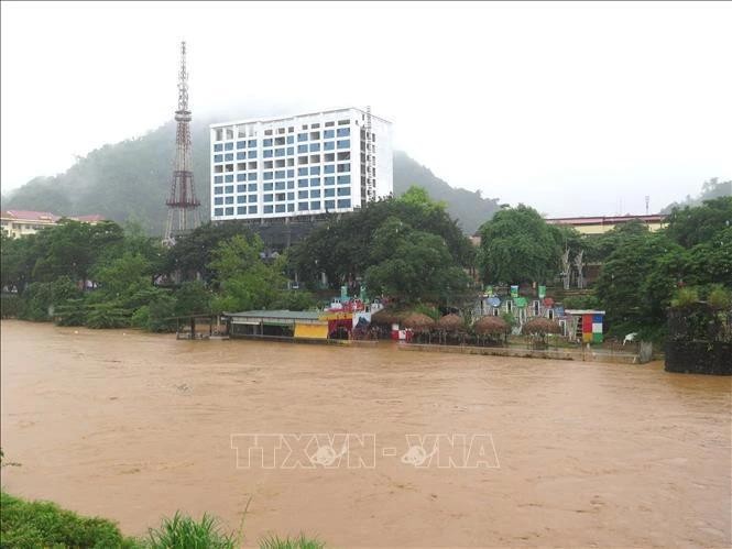 Le niveau des eaux de la rivière Lô dans la ville de Ha Giang augmente rapidement, provoquant des inondations dans de nombreuses zones. Photo : VNA.