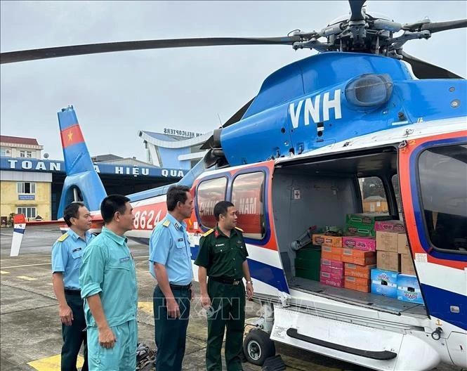 L'Armée de l'air envoye des hélicoptères Mi-171 pour aider les personnes vivant dans les zones inondées. Photo : VNA