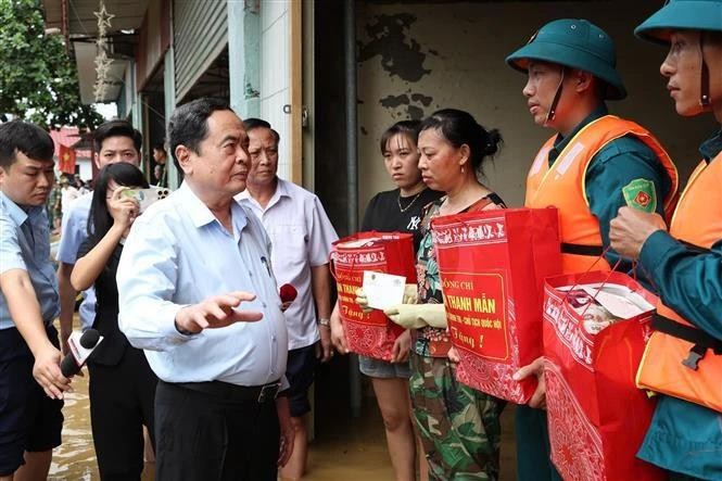 Le président de l’Assemblée nationale Trân Thanh Mân avec des habitants sinistrés par le typhon Yagi, dans la province de Thai Nguyên, le 12 septembre. Photo : VNA